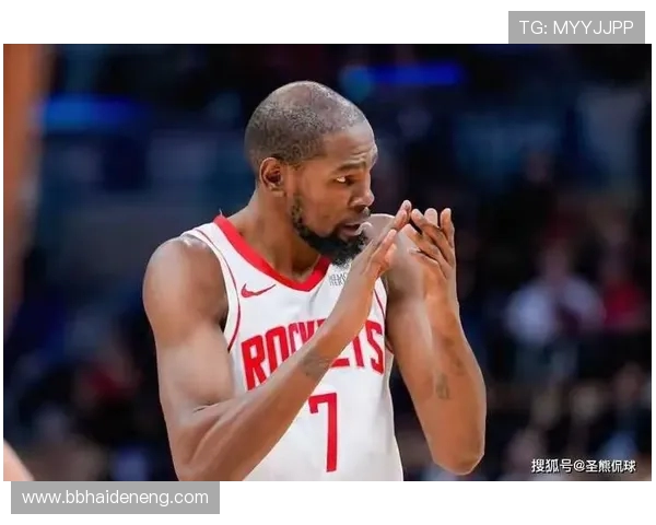 杜兰特命中三分瞬间 默里毫不示弱迅速回应 展现球场激烈对抗 杜兰特命中三分瞬间 默里毫不示弱迅速回应 展现球场激烈对抗